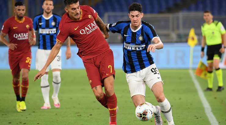 Ein Zweikampf-Foto von der Partie zwischen AS Rom und Inter Mailand