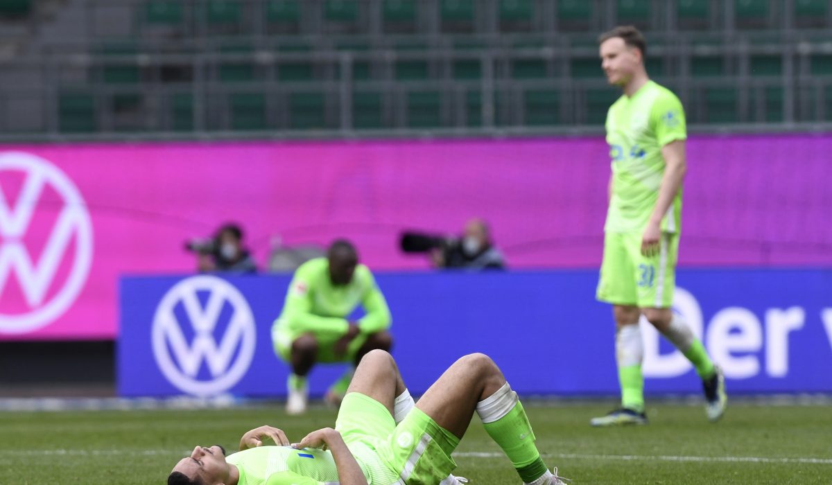 Wolfsburger Spieler niedergeschlagen nach Gegentor