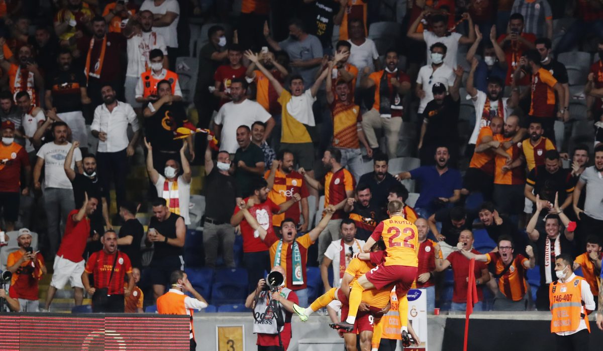 Kombiwette 12.08. Galatasaray Fans und Spieler jubeln