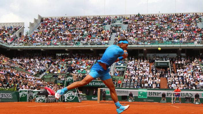 Rafael Nadal frappe dans la balle à Roland Garros